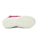 Zapatillas deportivas color magenta con detalles en gris y plata, diseño ligero y moderno.