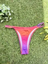 Bikini degradé en tonos naranja, rosa y violeta, con corpiño tipo top y colaless regulable de lurex brillante.