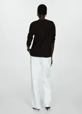 Remera color beige de manga larga con cuello redondo.