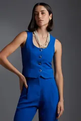 Pantalón de corte recto color arena, con diseño moderno y detalles de ajuste en los tobillos.