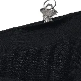 Short deportivo Under Armour negro de tejido ligero con perforaciones para mayor ventilación y cintura elástica.
