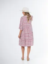 Maxi vestido de tela liviana con cuello mao y volados.