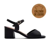 Sandalia de cuero negra con taco bloque y pulsera al tobillo con hebilla dorada.