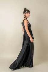 Vestido largo de fiesta negro, con corpiño de tul bordado y falda de satén liso. Incluye lazo de satén en la cintura.