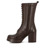 Bota de cuero café, larga, con diseño de cordones y taco cuadrado, ideal para un look moderno.