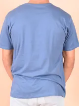 Remera azul con estampado gráfico en el frente, de manga corta y corte clásico.