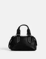 Cartera bowling negra de cuerina con tachas decorativas, doble asa de mano corta y correa regulable y desmontable.