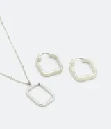 Conjunto de aros rectangulares plateados y collar a capas con cadena de eslabones cortos y cadena fina con colgante rectangular.