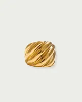 Anillo dorado con diseño texturizado en forma de croissant, fabricado en acero quirúrgico hipoalergénico con baño de oro de 18K.