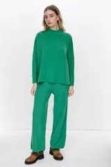 Pantalón verde de punto acanalado, corte recto y tiro alto.