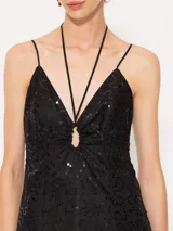 Vestido largo negro con lentejuelas bordadas, breteles finos cruzados en la espalda y jareta ajustable en el frente.