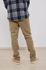 Pantalón de pana color beige, de corte recto y tiro medio.