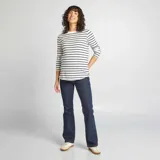 Pantalón de jean azul oscuro, corte flare, con cintura alta elástica para embarazo.