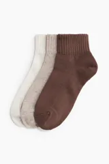 Pack de tres pares de medias deportivas tobilleras en tejido funcional DryMove™ que ayuda a absorber el sudor.