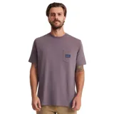 Remera lila de manga corta con bolsillo en el pecho y etiqueta con logo de la marca Roark.