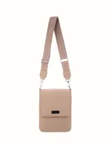 Bandolera color beige con correa ancha de tela con el nombre de la marca bordado.