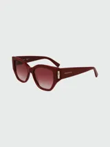 Lentes de sol Longchamp color borgoña con lentes degradadas y apliques dorados en las patillas.