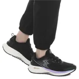 Championes de running 361° Stable Running, color negro con detalles en blanco y celeste.