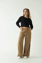 Pantalón de jean negro de tiro medio y corte wide leg.