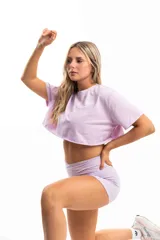 Remera blanca de algodón, corte cropped y mangas cortas.