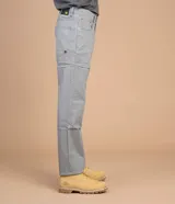 Pantalón de jean gris oscuro, corte skinny y tiro medio.