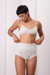 Culotte gris claro de doble tejido de algodón, con cintura alta y elásticos suaves.