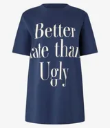 Remera azul marino de algodón con cuello redondo y mangas cortas. Estampa frontal con la frase "Better late than Ugly" en color crema.