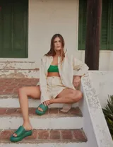 Top de bikini verde con textura y tirantes anchos.