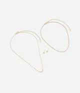 Conjunto de collar y aros dorados con detalles de zirconia. Incluye un collar corto con cadena de eslabones y dije de circonias, un collar largo con dije de circonias en forma de media luna y un par de aros tipo botón con circonias.