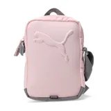 Bandolera Puma color rosa con logo estampado en relieve y correa gris regulable.