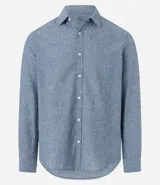 Camisa celeste de lino con cuello camisero, abotonadura frontal y mangas largas.