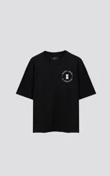 Remera negra de manga corta con cuello redondo y calce oversize. Estampa en el frente con diseño inspirado en el arcano mayor El Ermitaño del tarot.