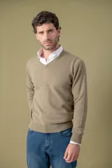 Sweater color beige de lana lambswool con escote en V.