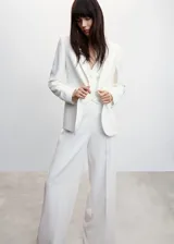 Blazer blanco de corte recto, con cuello de solapa, cierre de un botón y bolsillos de ribete.