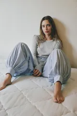 Camiseta entallada gris de manga larga, confeccionada en hilatura con algodón y cuello redondo.