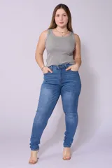 Pantalón de jean chupín celeste, tiro alto, con lycra.