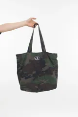 Bolso tipo tote bag con estampado de camuflaje y logo bordado.