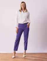 Pantalón recto color violeta en gabardina elastizada, marca Zac & Rachel. Pretina ancha con faja interna modeladora. Delantera con bolsillos simulados. Trasera con bolsillos ojal.