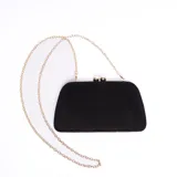 Cartera de mano tipo sobre, color negro de terciopelo, con cadena dorada desmontable y cierre metálico dorado con broche de presión.