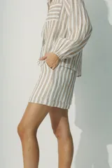 Short a rayas verticales color beige y blanco, de corte holgado y cintura elástica.
