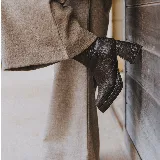 Botas cortas de cuero negro, con cierre lateral, taco de madera forrado en cuero y suela de goma.