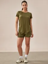Remera de tejido técnico color verde militar, con corte regular y mangas cortas.