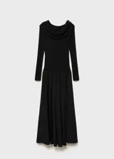 Vestido largo negro con hombros descubiertos, de tejido fluido y diseño evasé.