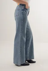 Pantalón de jean marrón con estampado de piel de serpiente, corte wide leg y tiro alto.