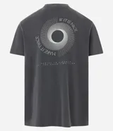 Remera de algodón desteñido color gris, de corte comfort, cuello redondo y manga corta. Estampa en la espalda con círculo abstracto y la frase "If it is nice, make it twice".
