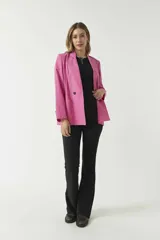Blazer rosa de algodón con solapas de muesca, cierre cruzado con botones y bolsillos delanteros con solapa.