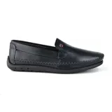 Zapato mocasín abierto de cuero color negro, con detalle de costuras a la vista y plantilla con sistema amortech en gel en la región del talón. Suela de caucho antideslizante.
