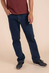 Pantalón de jean clásico azul oscuro, de corte recto, con cinco bolsillos y cierre de botón y cremallera.