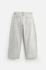 Pantalón de jean negro de corte amplio, estilo balloon fit, con cinco bolsillos, efecto lavado y cierre frontal con botones.