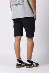 Bermuda cargo negra de gabardina con spandex, con bolsillos amplios con broche metálico, cintura con pasadores y etiqueta tejida VCP.